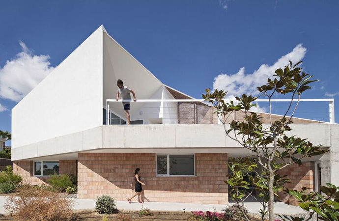 Геометрический дизайн современного дома в Испании