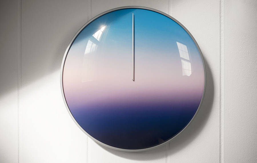 Часы показывают время с помощью цвета