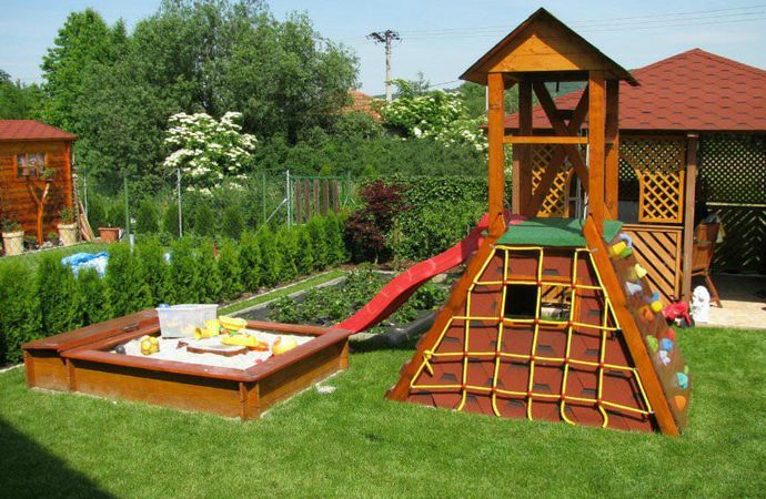 Как обустроить детскую площадку в загородном доме