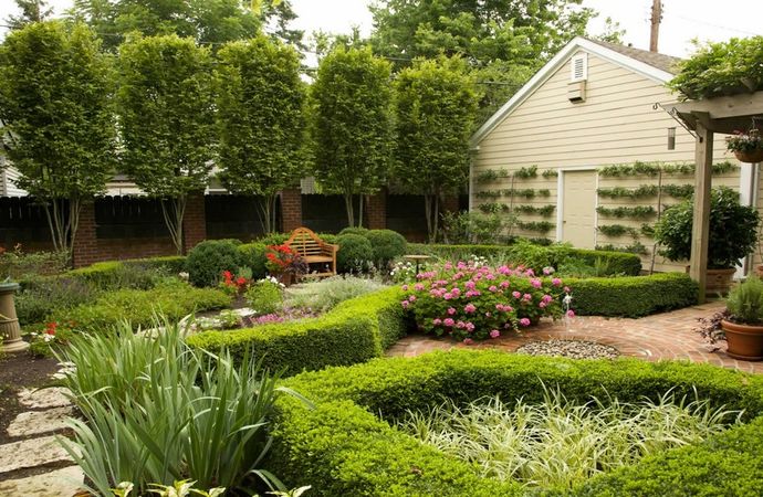 Как украсить двор частного дома своими руками