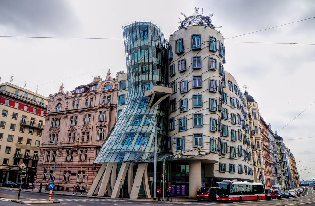 Архитектурный стиль Танцующего дома в Праге