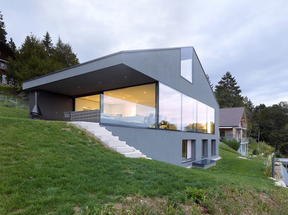 Дом в минималистском стиле посреди швейцарских гор