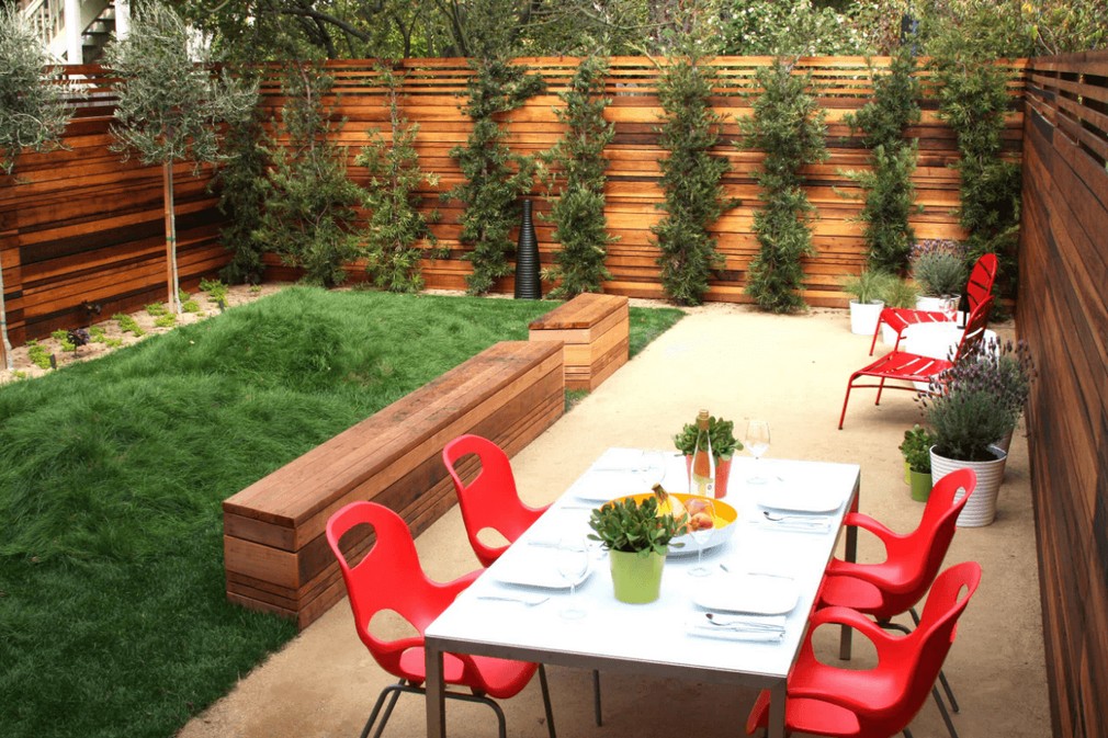 Как красиво оформить двор частного дома: несколько простых идей от декораторов