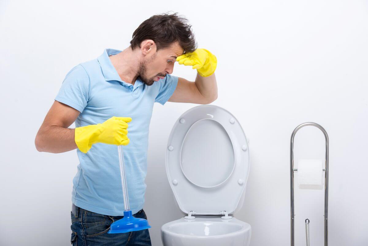Запах из канализации: причины и способы устранения