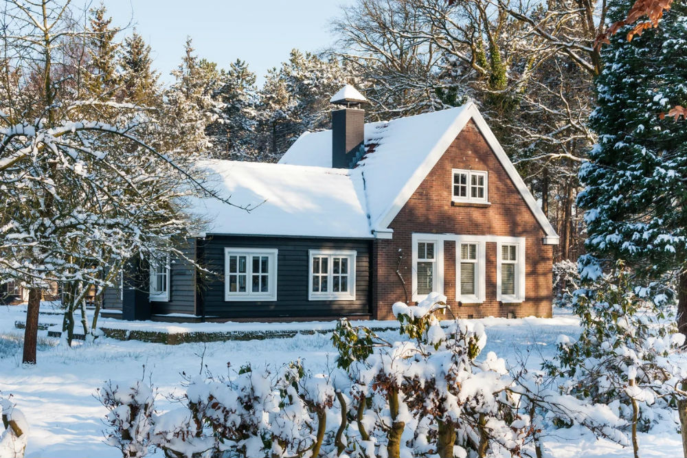 Зима, холода, одинокие дома: как защитить дачу зимой